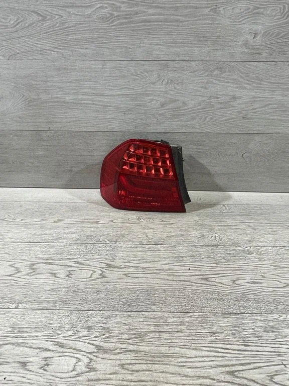 Lampa tylna w błotniku – BMW Seria 3 E90 E91 (2005-2012)