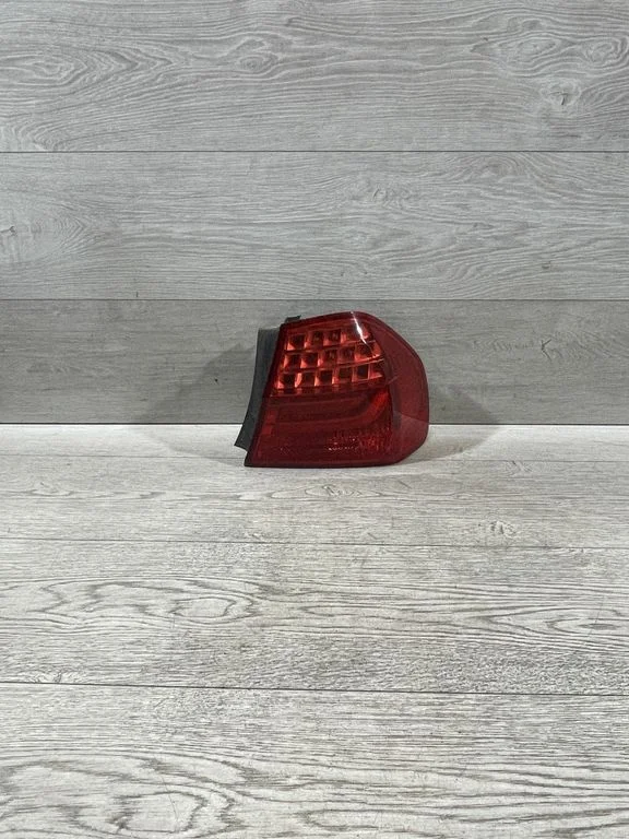 Lampa tylna w błotniku – BMW Seria 3 E90 E91 (2005-2012)