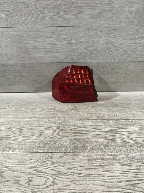 Lampa tylna w błotniku – BMW Seria 3 E90 E91 (2005-2012)