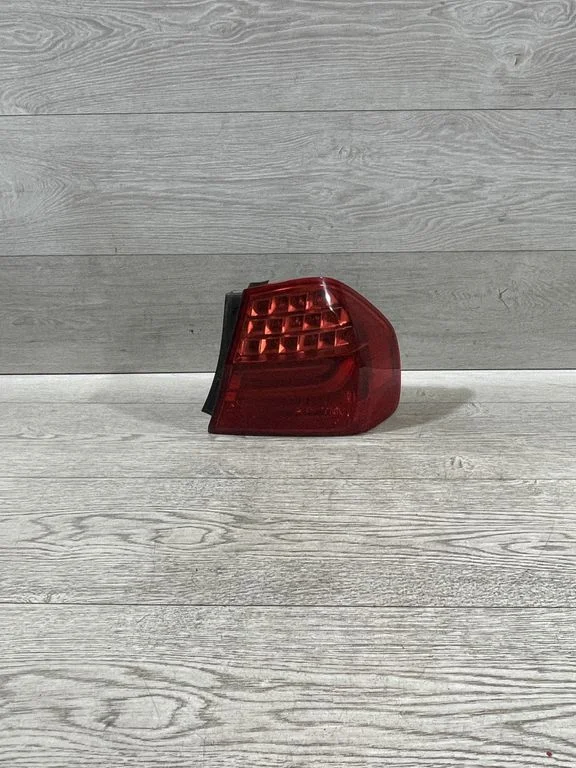 Lampa tylna w błotniku – BMW Seria 3 E90 E91 (2005-2012)