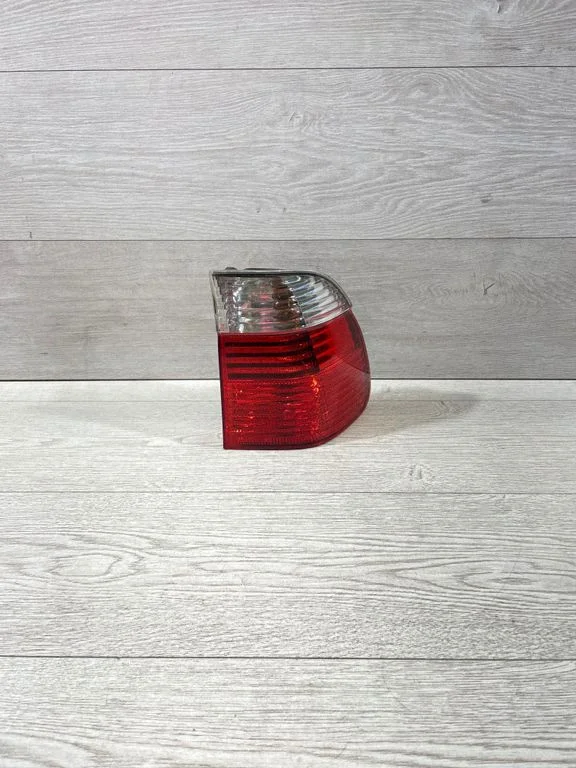 Lampa tylna w błotniku 6902532