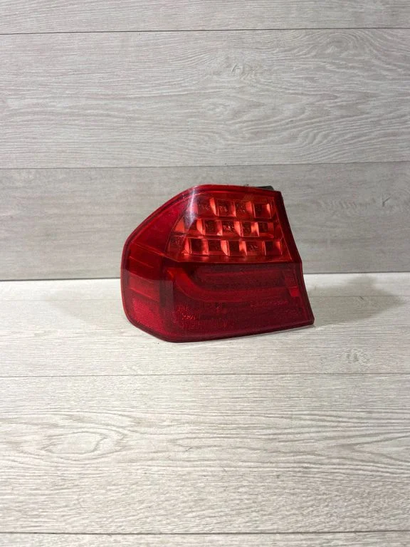 Lampa tylna w błotniku – BMW Seria 3 E90 E91 (2005-2012)