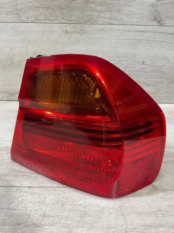 Aizmugurējais lukturis virsbūvē – BMW 3. sērija E90 E91 (2005-2012)