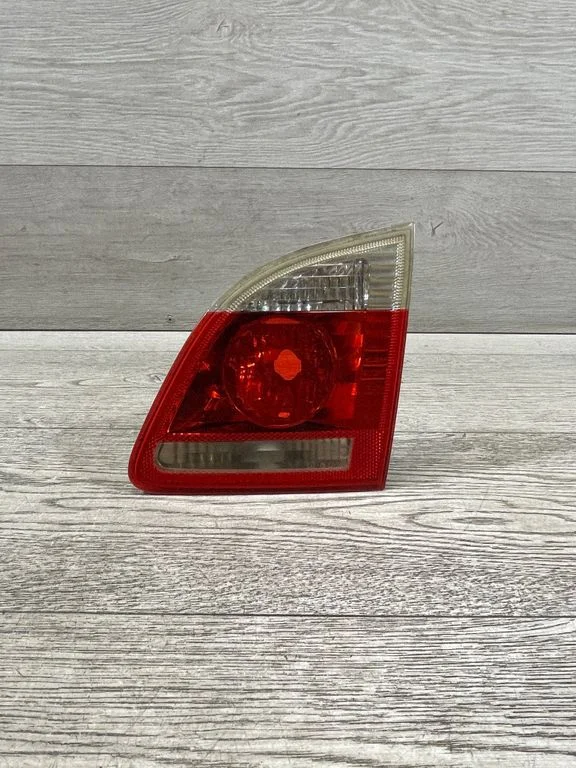 Lampa tylna w klapie – BMW Seria 5 E60 E61 (2004-2010)