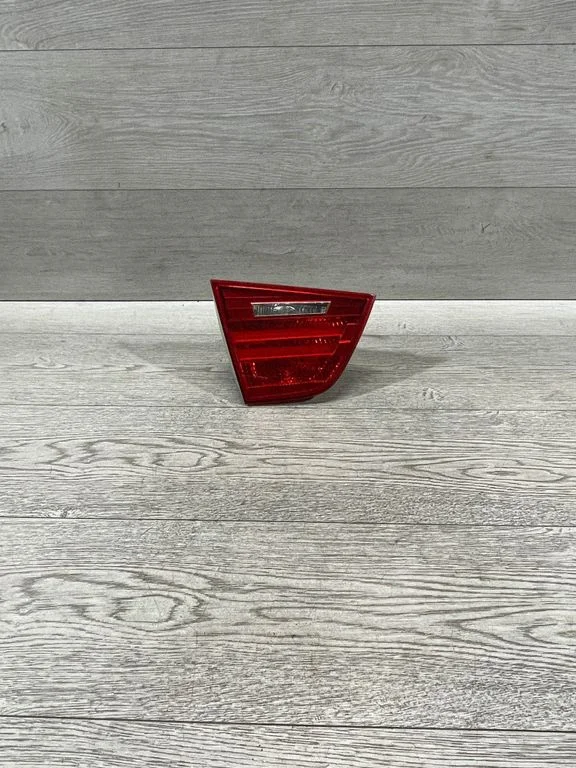 Lampa tylna w klapie – BMW Seria 3 E90 E91 (2005-2012)
