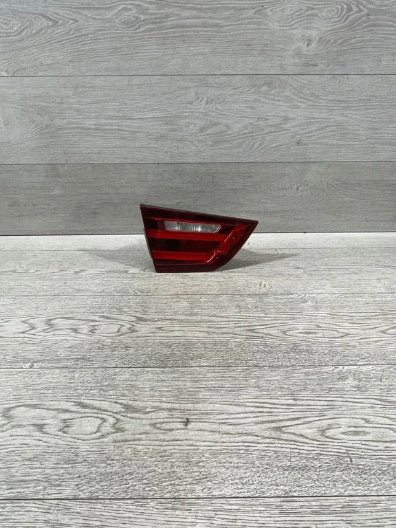 Lampa tylna w klapie
