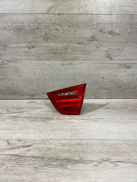 Lampa tylna w klapie – BMW Seria 3 E90 E91 (2005-2012)