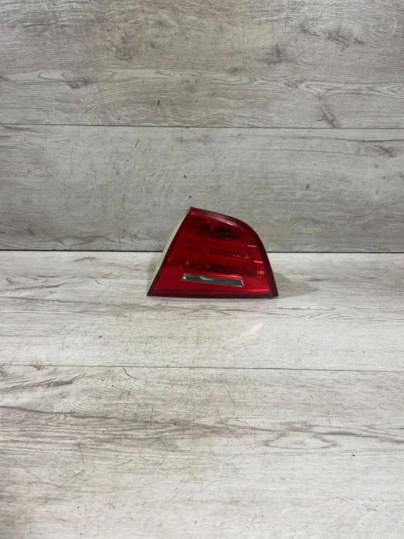 Lampa tylna w klapie – BMW Seria 3 E90 E91 (2005-2012)