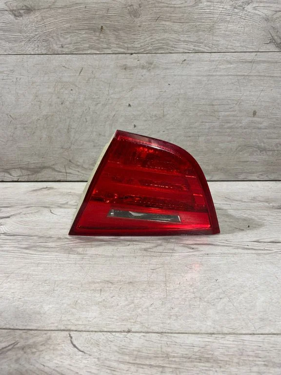Lampa tylna w klapie – BMW Seria 3 E90 E91 (2005-2012)