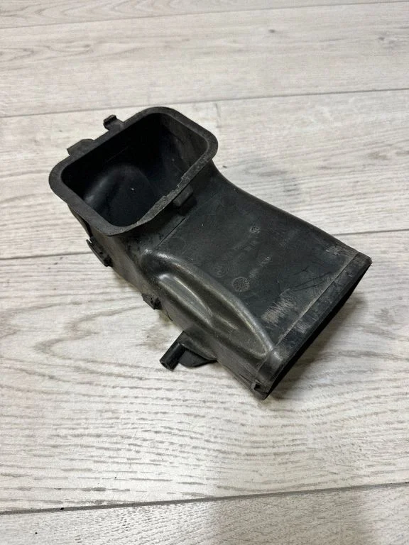 Gaisa ieplūdes kanāla detaļa (-as) – BMW 5. sērija F10 F11 (2009-2016)