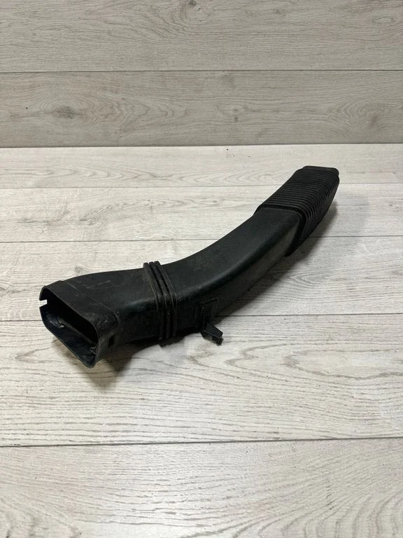 Gaisa ieplūdes kanāla detaļa (-as) – BMW 7. sērija F01 F02 F03 F04 (2008-2016)