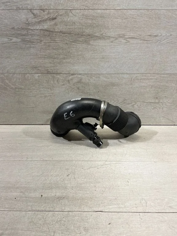 Air intake duct part – BMW 5 Series E60 E61 (2004-2010)