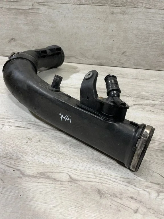 Gaisa ieplūdes kanāla detaļa (-as) – BMW 7. sērija F01 F02 F03 F04 (2008-2016)