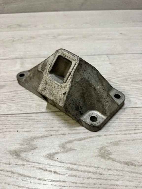 Engine mounting bracket – BMW 7 Series F01 F02 F03 F04 (2008-2016)