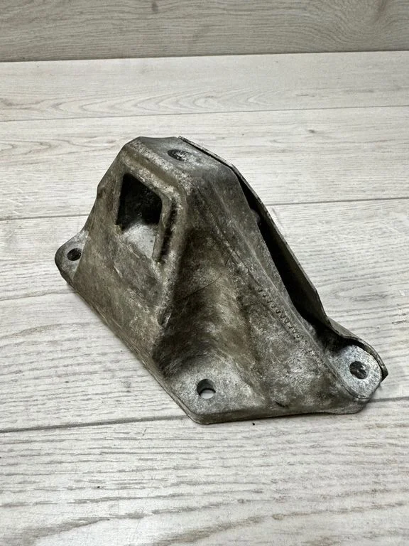 Dzinēja stiprinājuma kronšteins