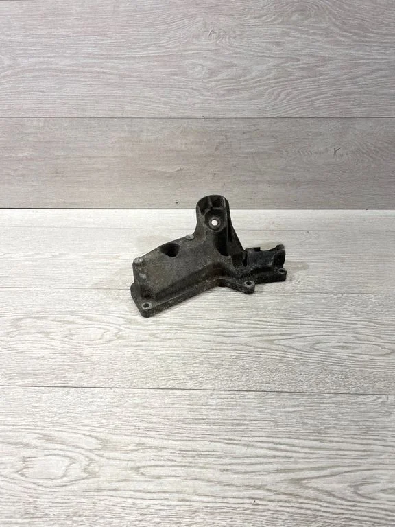 Engine mounting bracket – BMW 5 Series E60 E61 (2004-2010)