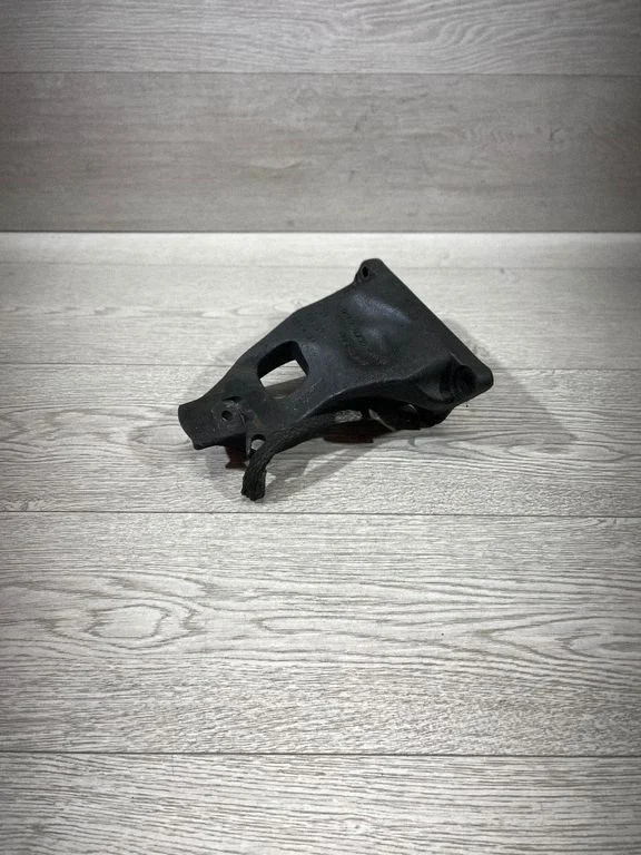Engine mounting bracket 6769260