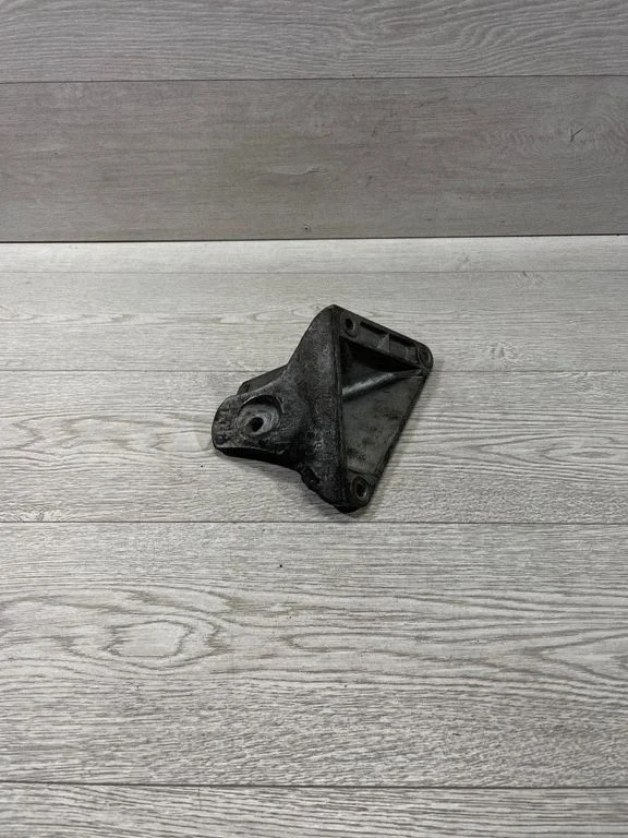 Mootori kinnituskronstein – BMW 5-seeria E60 E61 (2004-2010)