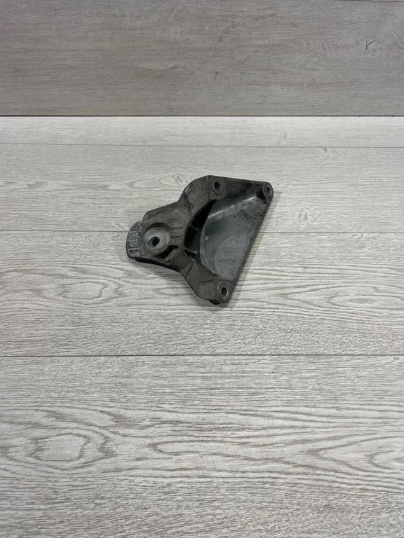 Dzinēja stiprinājuma kronšteins – BMW 5. sērija E60 E61 (2004-2010)
