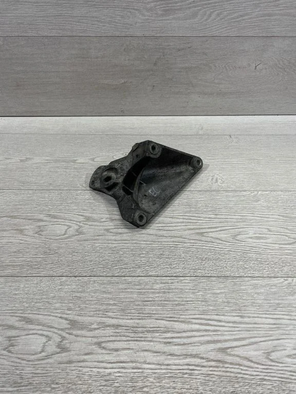Dzinēja stiprinājuma kronšteins – BMW 5. sērija E60 E61 (2004-2010)