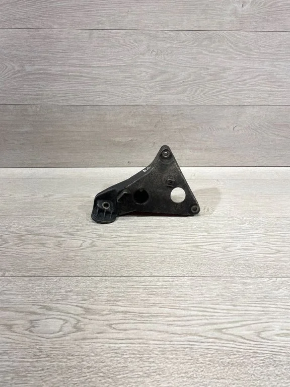 Dzinēja stiprinājuma kronšteins 6777053