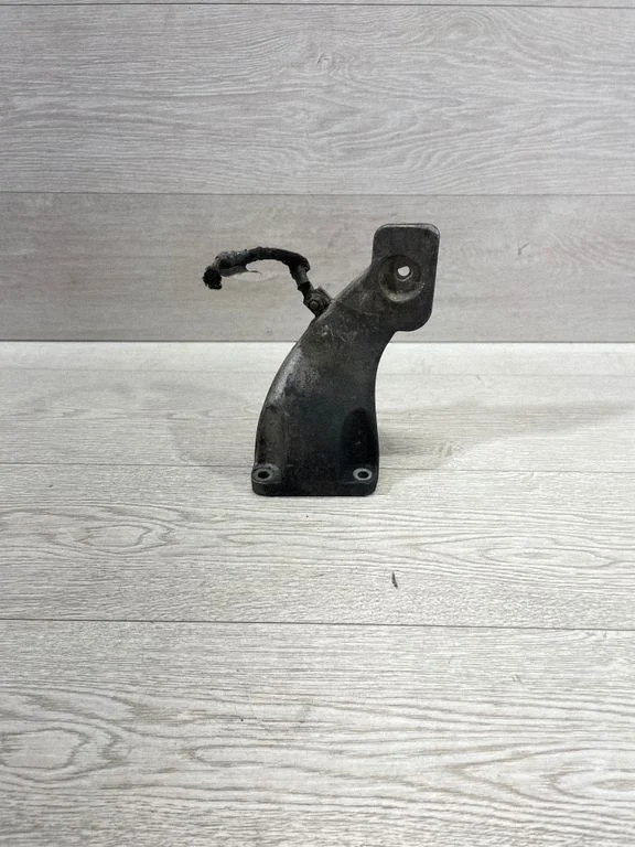 Dzinēja stiprinājuma kronšteins – BMW 5. sērija E60 E61 (2004-2010)