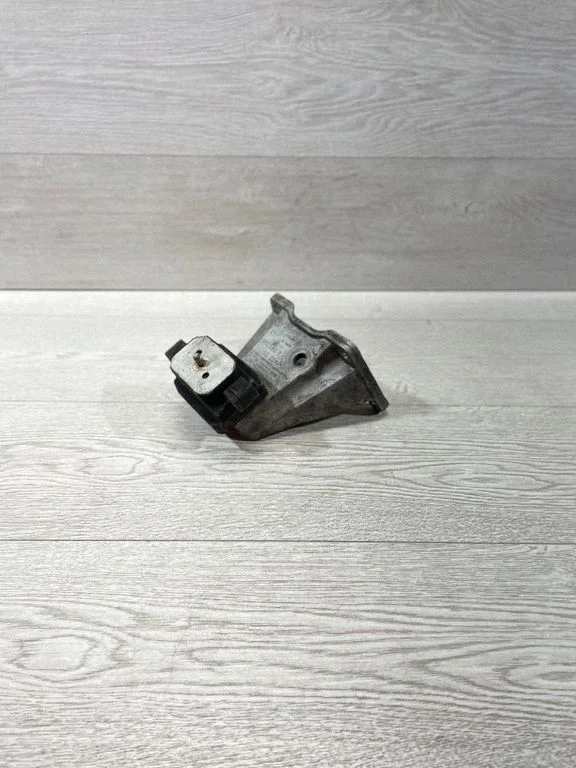 Ātrumkārbas stiprinājuma kronšteins – BMW 5. sērija E60 E61 (2004-2010)