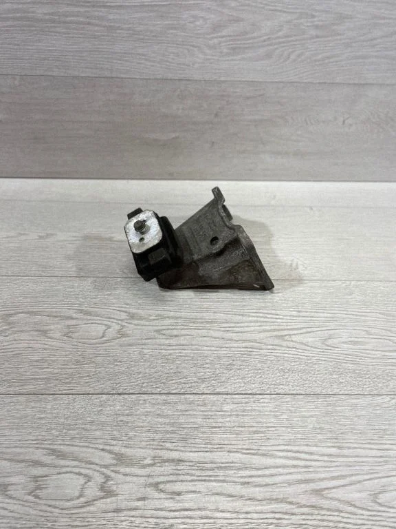 Ātrumkārbas stiprinājuma kronšteins – BMW 5. sērija E60 E61 (2004-2010)