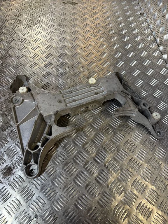 Gearbox mounting bracket – BMW 5 Series G30 G31 G38 (2016-)