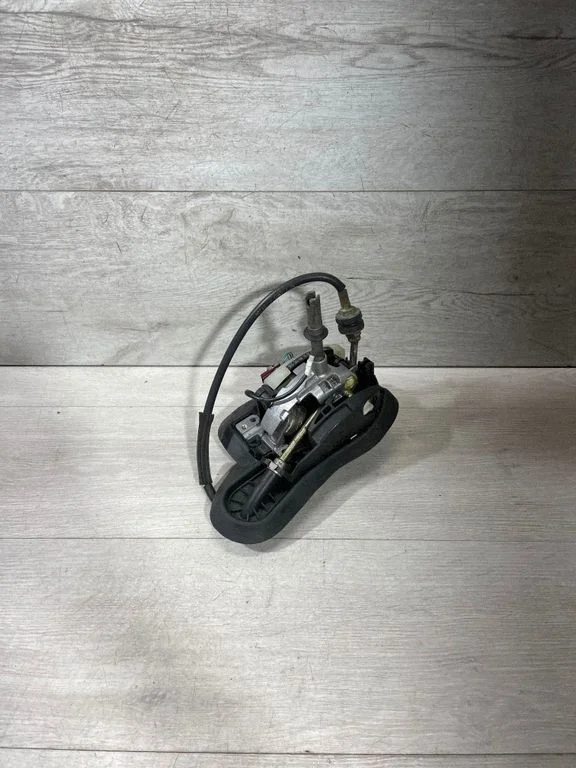 Gear selector mechanism 7515261