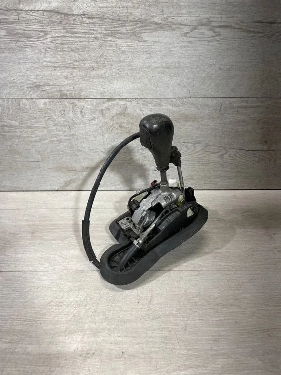 Gear selector mechanism 7515261
