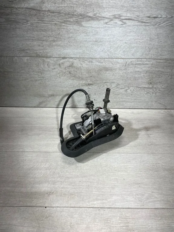 Gear selector mechanism 7515261