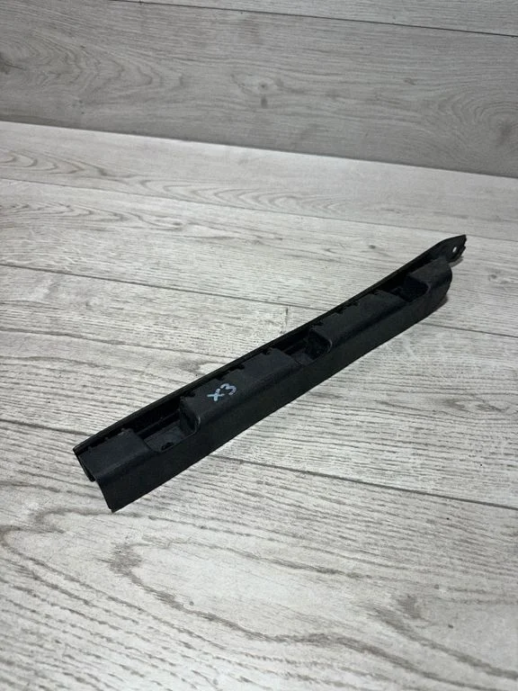Tagumise kaitseraua kinnitusklamber – BMW X3 E83 (2003-2010)