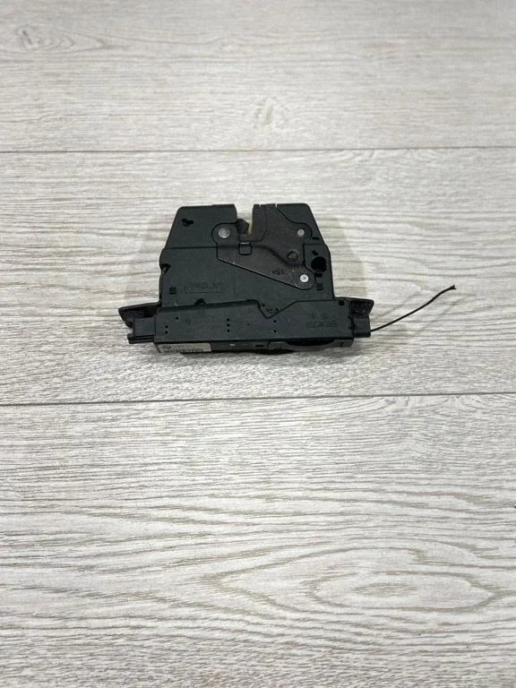Aizmugurējā vāka slēdzene 918064