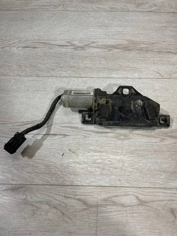 Aizmugurējā vāka slēdzene – BMW 5. sērija E60 E61 (2004-2010)