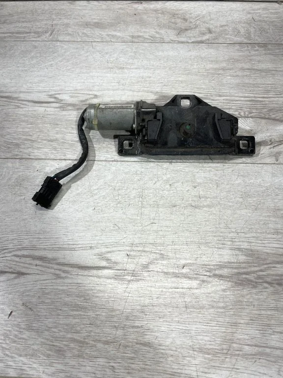 Aizmugurējā vāka slēdzene – BMW 5. sērija E60 E61 (2004-2010)
