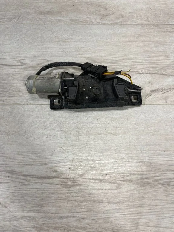 Aizmugurējā vāka slēdzene – BMW 5. sērija E60 E61 (2004-2010)