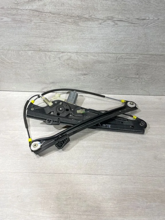 Front door window regulator with motor 7138862
