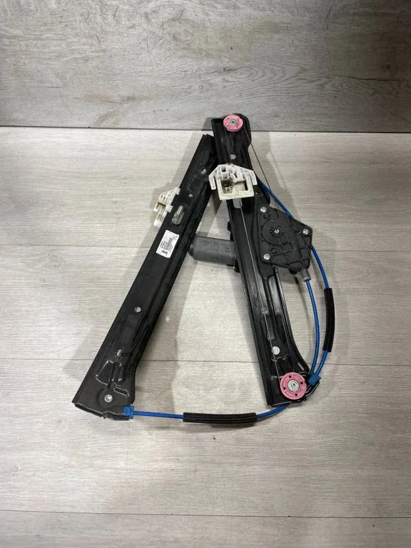 Podnośnik szyby przedniej z silniczkiem – BMW Seria 3 F30 F35 F31 (2012-2018)