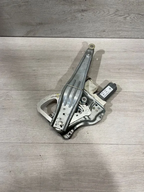 Front door window regulator with motor 994028 – Toyota Auris 150 (2006-2012)