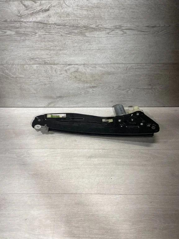 Rear door window regulator with motor 7138863