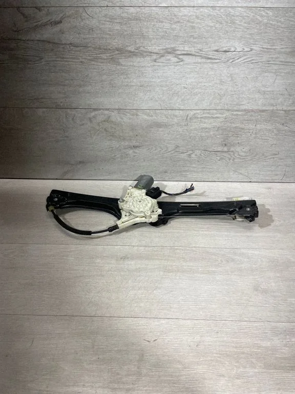 Rear door window regulator with motor 7166381