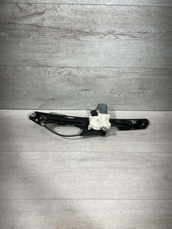 Podnośnik szyby tylnej z silniczkiem 7355640 – BMW X3 F25 (2010-2017)