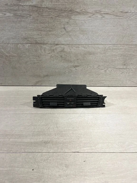 Dash center air vent grill – BMW 3 Series E90 E91 (2005-2012)