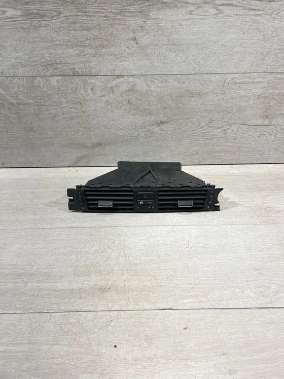 Armatuurlaua keskmine õhutusrest 9151174