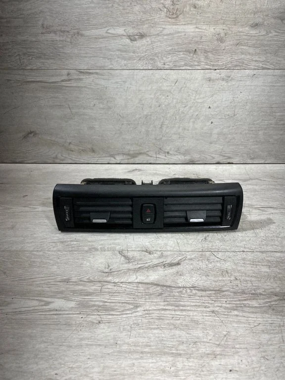 Armatuurlaua keskmine õhutusrest – BMW 1-seeria F20 F21 (2011-2019)