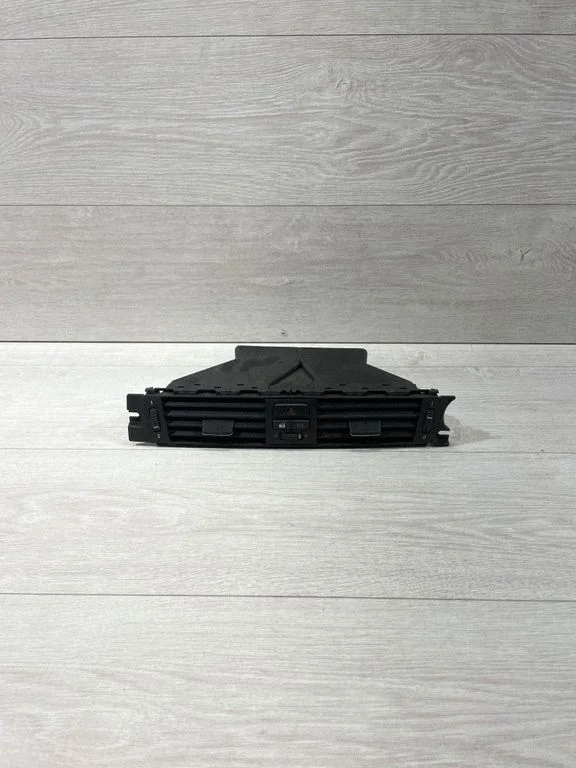 Dash center air vent grill – BMW 3 Series E90 E91 (2005-2012)