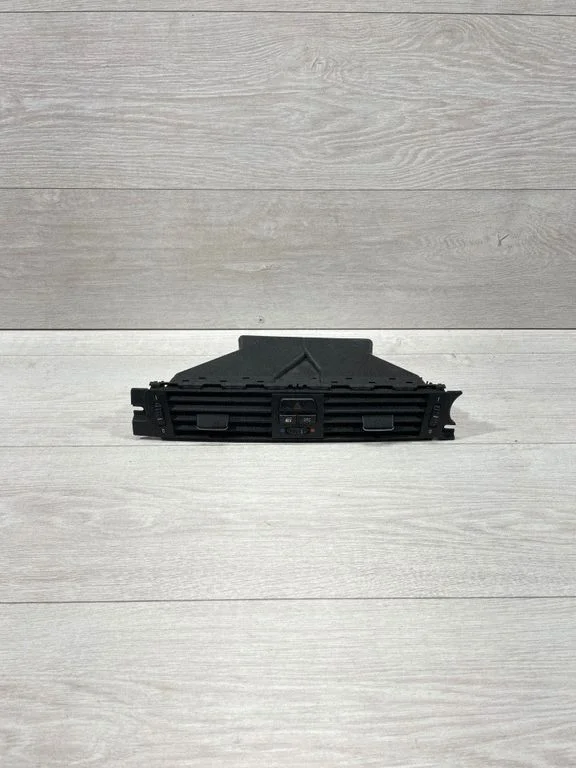 Armatuurlaua keskmine õhutusrest 7144253