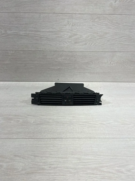 Dash center air vent grill – BMW 3 Series E90 E91 (2005-2012)