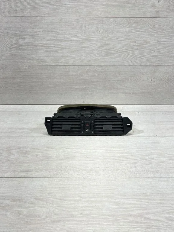 Armatuurlaua keskmine õhutusrest 6910734